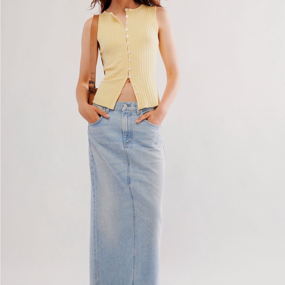 Sleeveless Ribbed Button-Front Top in Pale Yellow - Picture 2 of 5